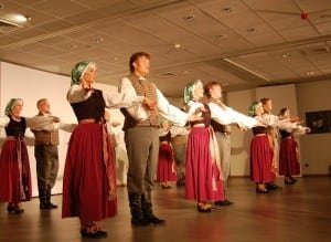 Briseles latviesu dejotaji-pedejais koncerta akords